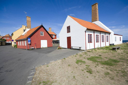 丹麦 Bornholm Gudhjem, smokery 烟囱的小彩色半灰泥的房子
