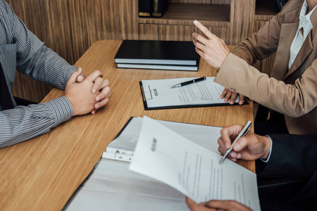 雇主面试时要求招聘年轻男性求职者在办公室里交谈照片