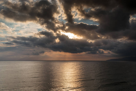地中海上空风景如画的日出。多云的天气, 乌云遮住升起的太阳