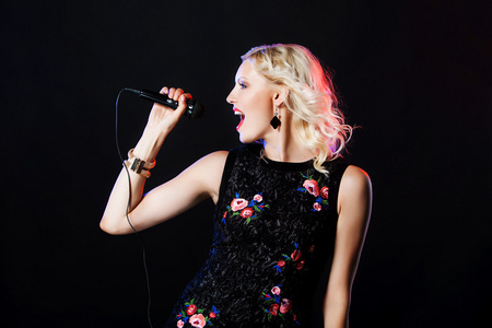 的歌手复古麦克风搞笑老式歌手与麦克风肖像挂毯背景用麦克风唱歌女人