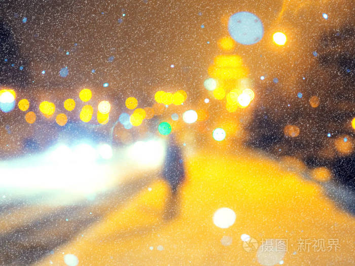 在降雪时, 在有灯光的公园里可以看到模糊的景色