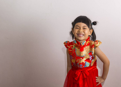 中国新年服装的快乐小女孩图片