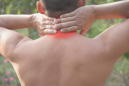 患有颈部疼痛的人。急性疼痛的男性肌肉概念与红点