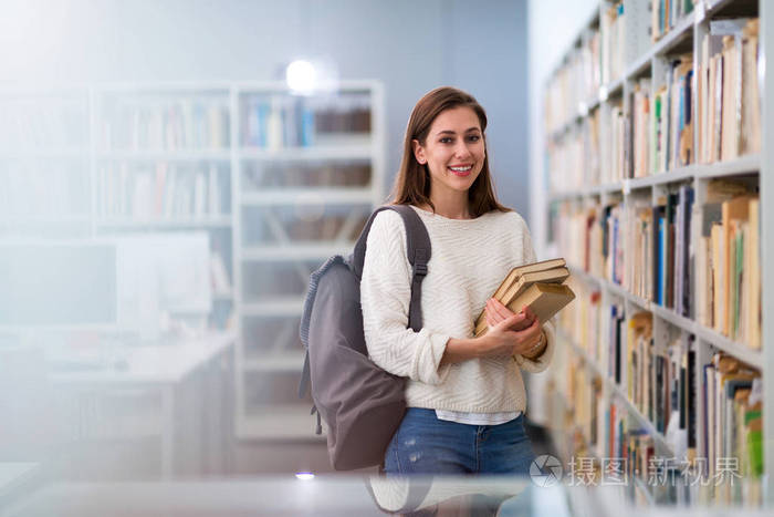 在图书馆学习的年轻女学生