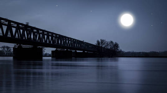 横跨河的桥梁。Elbe 夜间