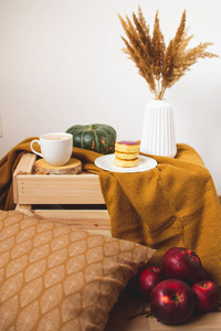 白杯咖啡卡布奇诺小屋奶酪煎饼, 黄色芥末色格子, 卧室, 秋季概念, 舒适