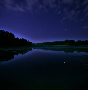 夜湖在村庄图片