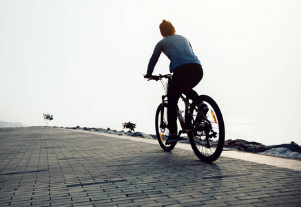 自行车骑山地自行车在海岸上