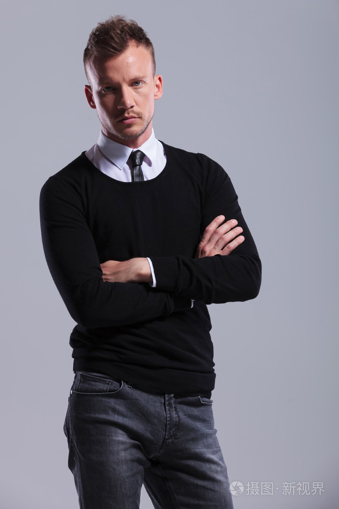 休闲的人持有的双手交叉着