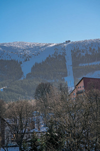从波兰卡尔帕赤滑雪胜地看到的一个阳光明媚的冬日, Kopa 山顶部的滑雪升降机