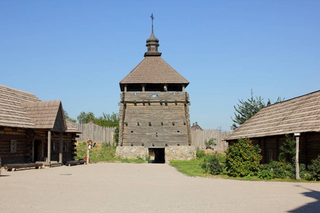 木制建筑。哥萨克的木房子。外屋在乌克兰 Khortytsya 岛 Zaporizhzhya Sich。中世纪生活方式