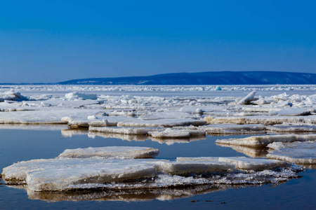 从高山与蓝天的背景下伏尔加河上冰的春季融化