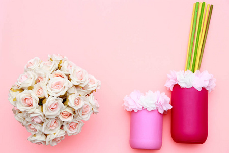 玫瑰花, 瓶子上有粉红色背景的花朵, 母亲节庆典, 平躺顶部视图