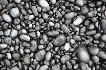 在海滩上的黑色熔岩鹅卵石
