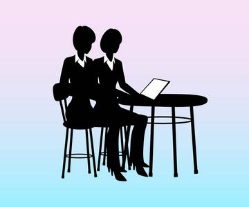 女商人坐在桌子旁用电脑, 与员工交谈