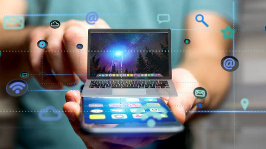 一个商人的看法使用智能手机与电脑周围的应用程序和社会的图标3d 渲染