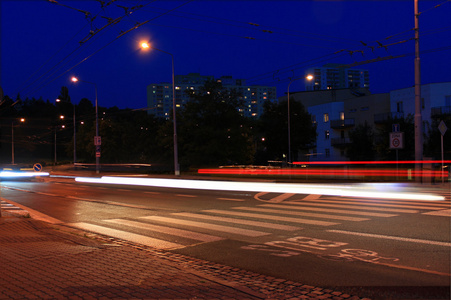 在晚上，在捷克共和国城市布尔诺行人横过
