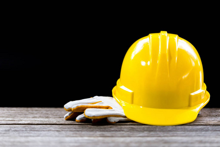 安全帽, 户外工程师戴橙色头盔, 木桌顶是背景照片
