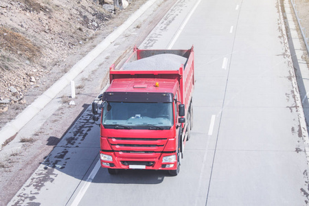 道路上的红色卡车。