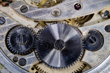 在黑桌上的旧手表。被放大的定时器机制