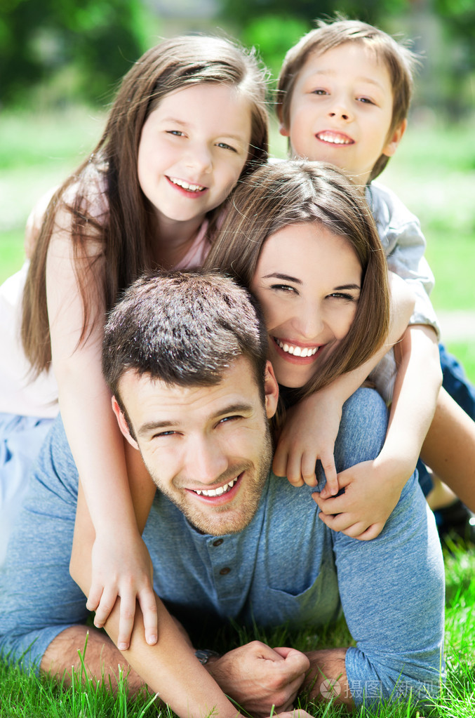 家庭户外躺在草地上