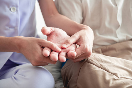 老人手亚洲图片