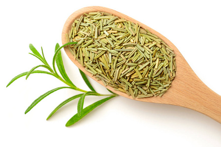 迷迭香干干香草, 干迷迭香叶子在木勺, 查出的白色背景照片
