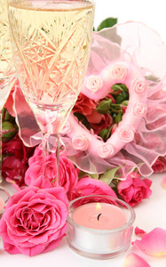 粉红色的玫瑰和香槟在一个白色的背景玻璃