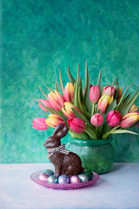 复活节兔子和鲜花