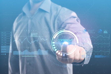 在未来的虚拟屏幕上工作的年轻企业家,看到题词 版权照片