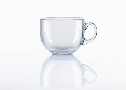 在白色背景上的空杯茶杯子