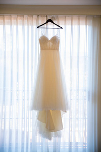 新娘婚纱礼服挂起
