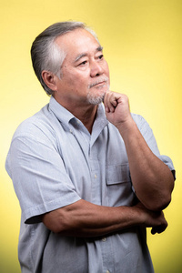 老亚洲男人带着白胡子站在镜头前, 心想.高级生活方式概念照片