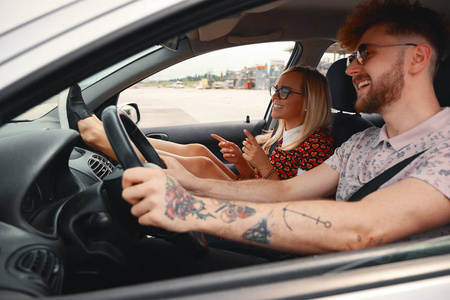 夏天的时候, 朋友开车上路.