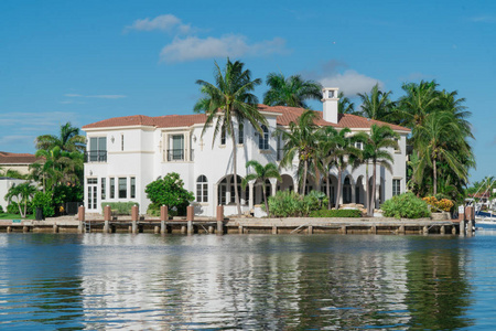 天时间外部建立一般豪宅沿河在热带海岛位置的射击。棕榈树和平静的水后院的豪华家庭在美丽的夏季目的地