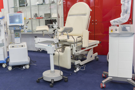 妇科椅子及其他医疗设备在妇科办公室