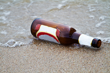 瓶被冲上海滩