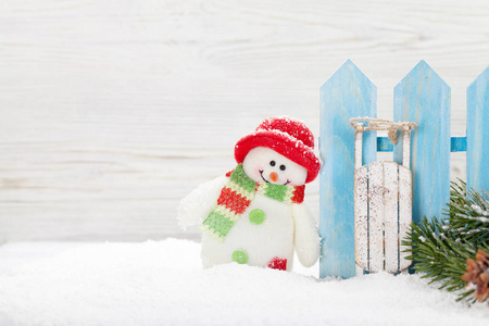 圣诞雪人和雪橇玩具和冷杉树枝。圣诞节背景与拷贝空间