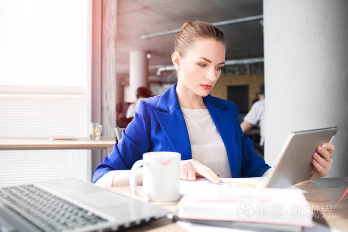 女孩非常专注于她的工作.