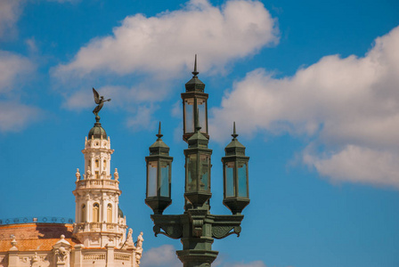 大剧院和灯笼特写在蓝天背景。哈瓦那.古巴