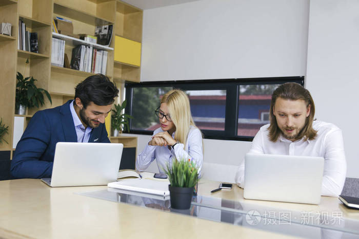 在办公室工作的年轻的商业人员组