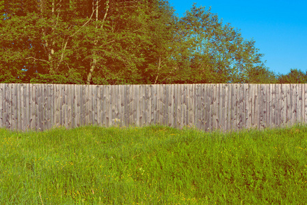 背景仿古木栅栏长满绿草在它的前面