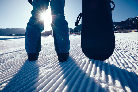 滑雪板滑雪架背道而驰在冬季山上
