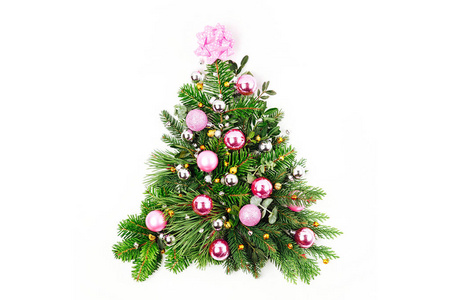 圣诞树由冷杉和松树分枝制成, 白色背景上有圣诞装饰品。假日概念。平面布局, 顶部视图