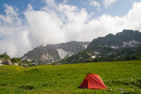 红色旅游帐篷是背山图片