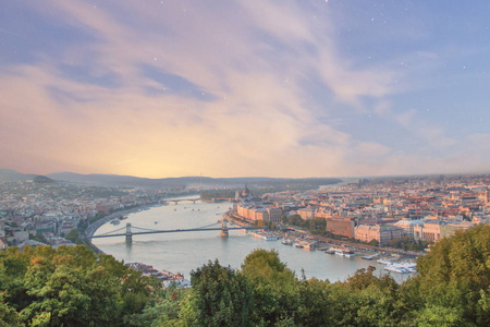 美丽的景色，匈牙利议会和链桥在布达佩斯，匈牙利