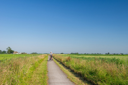 男子骑着自行车在荷兰风景