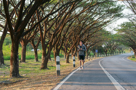 健身男子在公园跑步图片