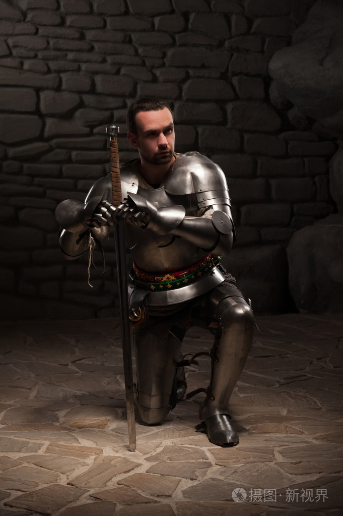 中世纪的骑士跪着的剑