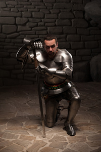 中世纪的骑士，跪着的剑